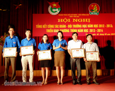 Đ/c Đoàn Thị Thanh Tâm - Phó Bí thư Tỉnh Đoàn trao bằng khen cho các tập thể có thành tích cao trong năm học 2012 - 2013